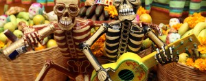 11030129. Puebla, Puebla.- En conmemoración del Día de muertos, se colocó una ofrenda monumental con calaveras de papel mache realizadas por artesanos locales, hoy en el patio del Palacio Municipal de Puebla.  
NOTIMEX/FOTO/CARLOS PACHECO/CPP/HUM/